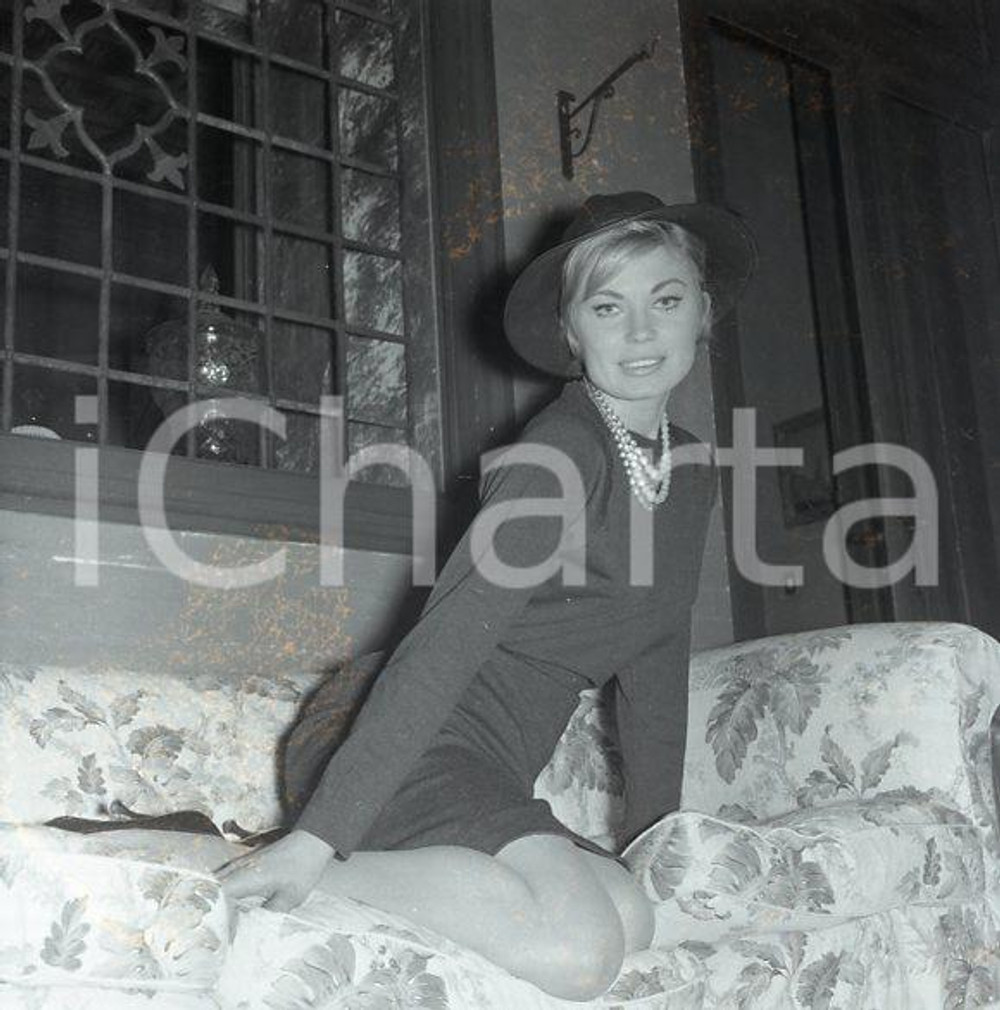 1962 ROMA Nadine SANDERS in una pausa sul set NEGATIVO ORIGINALE 3 Scatto realizzato sul set di "Totò e Peppino divisi a Berlino"Negativo originale d'epoca in bianco e nero su pellicola.Autore: Sandro Borni  E' SEVERAMENTE VIETATA LA RIPRODUZIONE.TUTTI I DIRITTI SONO RISERVATI.ICharta mette in vendita, sul negozio eBay e in esclusiva sul sito "icharta" il proprio archivio composto da numerose diapositive e negativi fotografici d'epoca, tutti originali e autentici.Si tratta di uno sguardo inedito sull'attualità, la politica, la vita quotidiana, il gossip e la cultura, che fotografa il cambiamento della nazione (e non solo) tra il 1890 ed il 1990 circa. Un'occasione unica per il mercato del collezionismo, che vede finalmente disponibile un archivio eccezionale per vastità, tematiche e condizioni, in un settore (il negativo fotografico e la diapositiva) di assoluta novità e dalle interessanti prospettive di investimento. CONDIZIONI:POOR/danneggiato Difetti come da scansione;FORMATO: cm 6 x 6 originale e autentica 1