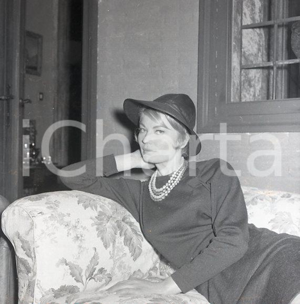 1962 ROMA Nadine SANDERS in una pausa sul set NEGATIVO ORIGINALE 6 Scatto realizzato sul set di "Totò e Peppino divisi a Berlino"Negativo originale d'epoca in bianco e nero su pellicola.Autore: Sandro Borni  E' SEVERAMENTE VIETATA LA RIPRODUZIONE.TUTTI I DIRITTI SONO RISERVATI.ICharta mette in vendita, sul negozio eBay e in esclusiva sul sito "icharta" il proprio archivio composto da numerose diapositive e negativi fotografici d'epoca, tutti originali e autentici.Si tratta di uno sguardo inedito sull'attualità, la politica, la vita quotidiana, il gossip e la cultura, che fotografa il cambiamento della nazione (e non solo) tra il 1890 ed il 1990 circa. Un'occasione unica per il mercato del collezionismo, che vede finalmente disponibile un archivio eccezionale per vastità, tematiche e condizioni, in un settore (il negativo fotografico e la diapositiva) di assoluta novità e dalle interessanti prospettive di investimento. CONDIZIONI:FAIR/discreto Difetti come da scansioneFORMATO: cm 6 x 6 originale e autentica 1