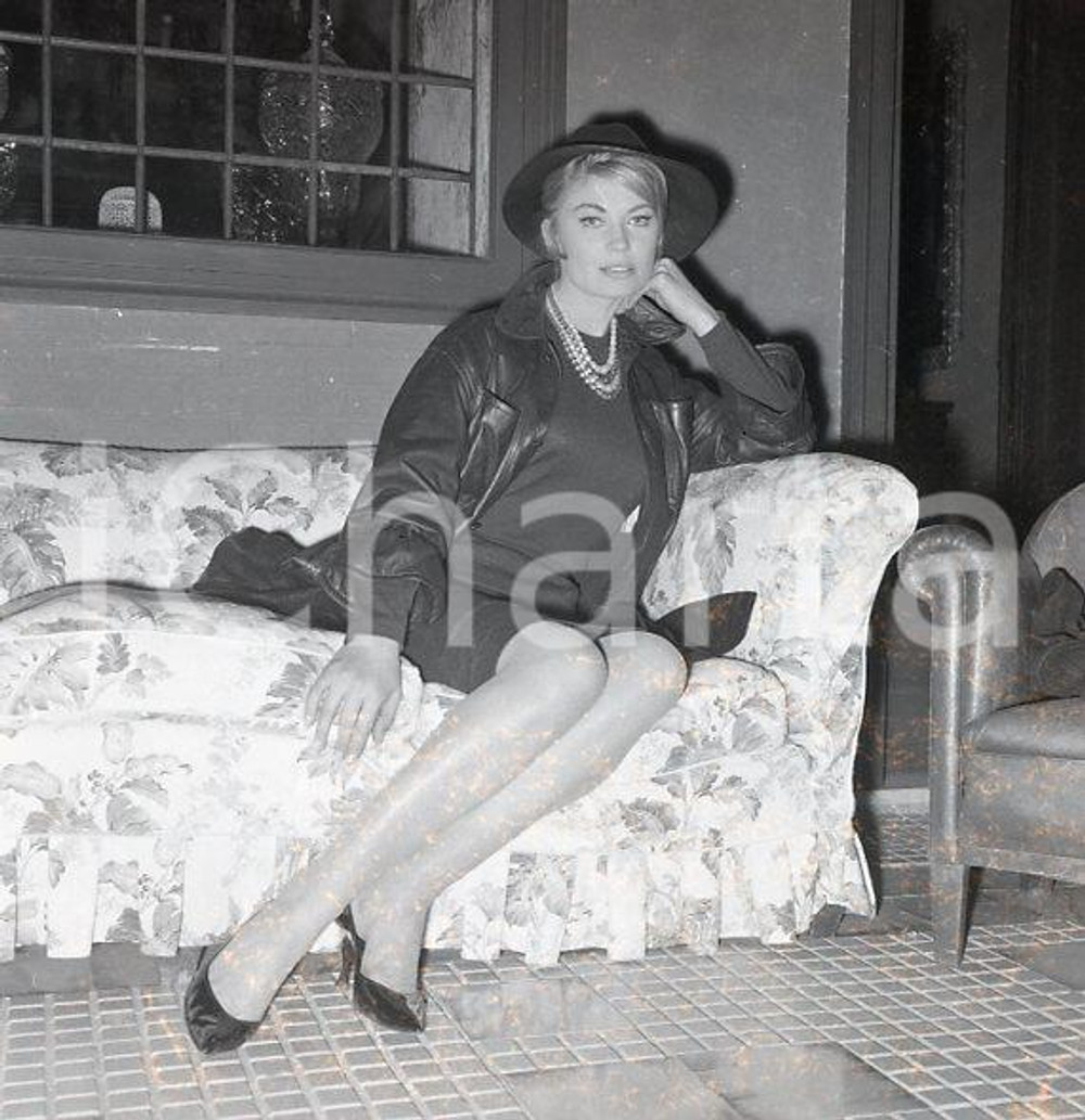 1962 ROMA Nadine SANDERS in una pausa sul set NEGATIVO ORIGINALE 11 Scatto realizzato sul set di "Totò e Peppino divisi a Berlino"Negativo originale d'epoca in bianco e nero su pellicola.Autore: Sandro Borni  E' SEVERAMENTE VIETATA LA RIPRODUZIONE.TUTTI I DIRITTI SONO RISERVATI.ICharta mette in vendita, sul negozio eBay e in esclusiva sul sito "icharta" il proprio archivio composto da numerose diapositive e negativi fotografici d'epoca, tutti originali e autentici.Si tratta di uno sguardo inedito sull'attualità, la politica, la vita quotidiana, il gossip e la cultura, che fotografa il cambiamento della nazione (e non solo) tra il 1890 ed il 1990 circa. Un'occasione unica per il mercato del collezionismo, che vede finalmente disponibile un archivio eccezionale per vastità, tematiche e condizioni, in un settore (il negativo fotografico e la diapositiva) di assoluta novità e dalle interessanti prospettive di investimento. CONDIZIONI:POOR/danneggiato Difetti come da scansioneFORMATO: cm 6 x 6 originale e autentica 1