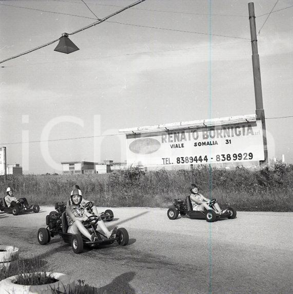 1960 ROMA Corsa ragazze kart organizzazione RENATO BORNIGIA  NEGATIVO ORIGINALE Negativo originale d'epoca in bianco e nero su pellicola.Autore: Sandro Borni  E' SEVERAMENTE VIETATA LA RIPRODUZIONE.TUTTI I DIRITTI SONO RISERVATI.ICharta mette in vendita, sul negozio eBay e in esclusiva sul sito "icharta" il proprio archivio composto da numerose diapositive e negativi fotografici d'epoca, tutti originali e autentici.Si tratta di uno sguardo inedito sull'attualità, la politica, la vita quotidiana, il gossip e la cultura, che fotografa il cambiamento della nazione (e non solo) tra il 1890 ed il 1990 circa. Un'occasione unica per il mercato del collezionismo, che vede finalmente disponibile un archivio eccezionale per vastità, tematiche e condizioni, in un settore (il negativo fotografico e la diapositiva) di assoluta novità e dalle interessanti prospettive di investimento. CONDIZIONI:FAIR/discreto La filigrana blu, sul lato destro, non è presente sull'originaleFORMATO: cm 6 x 6 originale e autentica 1