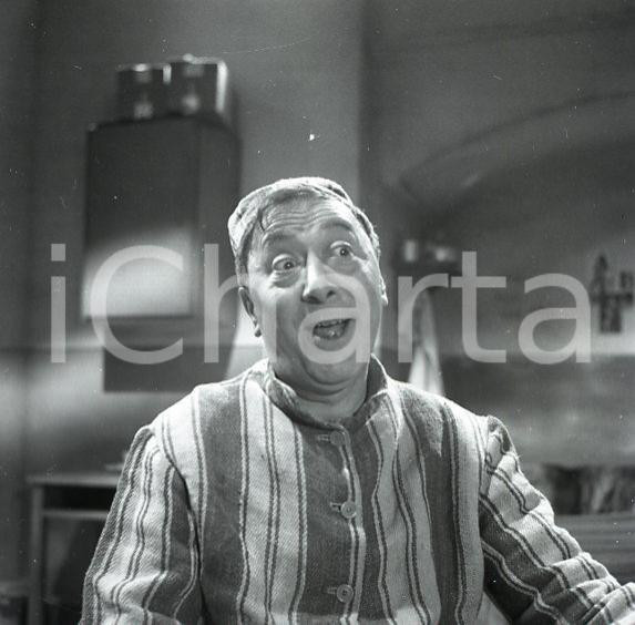 1963  ERMINIO MACARIO in TOT' SEXY scatto sul set NEGATIVO ORIGINALE 2 Negativo originale d'epoca in bianco e nero su pellicola.Autore: Sandro Borni  E' SEVERAMENTE VIETATA LA RIPRODUZIONE.TUTTI I DIRITTI SONO RISERVATI.ICharta mette in vendita, sul negozio eBay e in esclusiva sul sito "icharta" il proprio archivio composto da numerose diapositive e negativi fotografici d'epoca, tutti originali e autentici.Si tratta di uno sguardo inedito sull'attualità, la politica, la vita quotidiana, il gossip e la cultura, che fotografa il cambiamento della nazione (e non solo) tra il 1890 ed il 1990 circa. Un'occasione unica per il mercato del collezionismo, che vede finalmente disponibile un archivio eccezionale per vastità, tematiche e condizioni, in un settore (il negativo fotografico e la diapositiva) di assoluta novità e dalle interessanti prospettive di investimento. CONDIZIONI:FAIR/discretoFORMATO: cm 6 x 6 originale e autentica 1