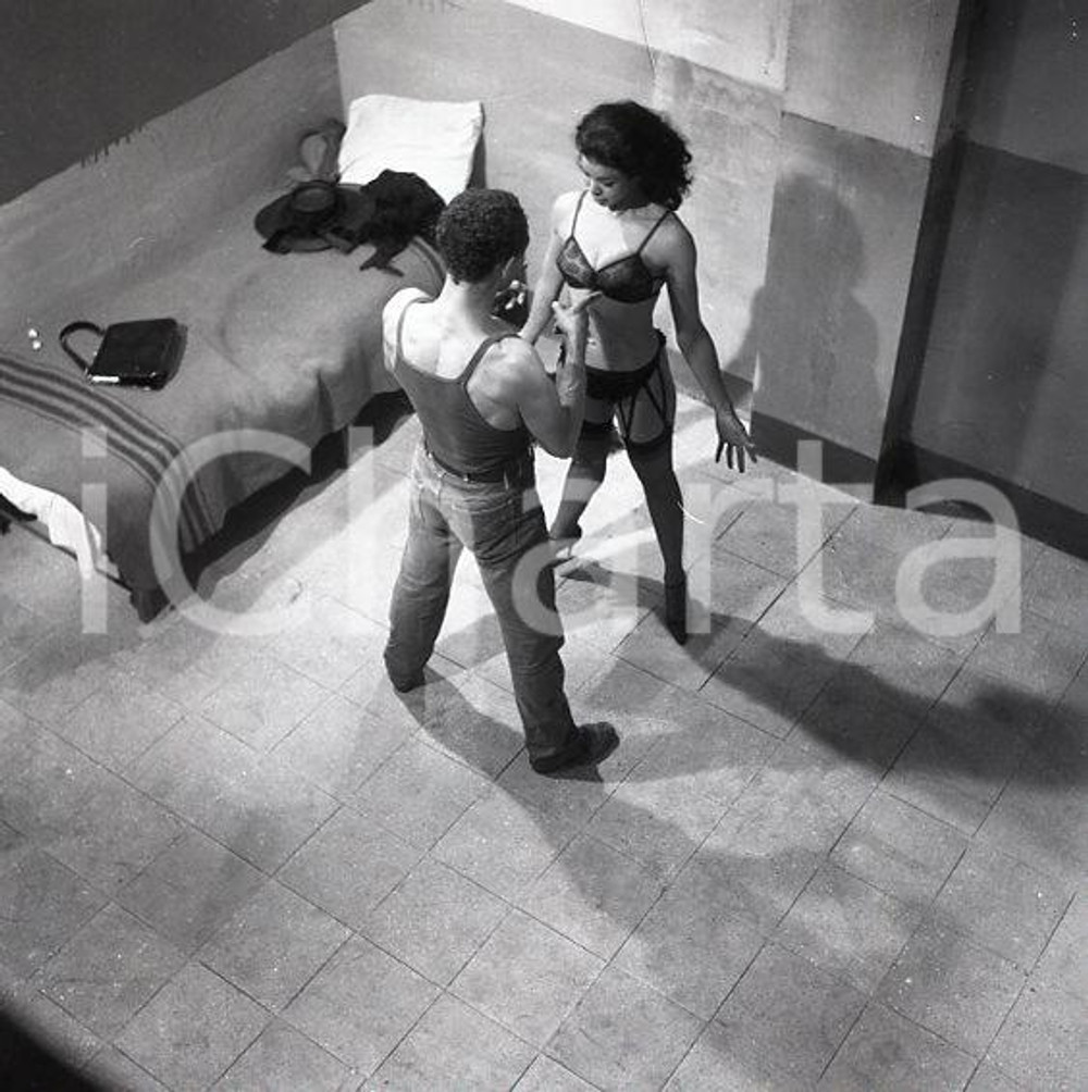 1963  PASCALINE ballo sul set di TOTO' SEXY *NEGATIVO ORIGINALE 3 Esibizione della performer Pascaline, già ballerina del Crazy Horse.Negativo originale d'epoca in bianco e nero su pellicola.Autore: Sandro Borni  E' SEVERAMENTE VIETATA LA RIPRODUZIONE.TUTTI I DIRITTI SONO RISERVATI.ICharta mette in vendita, sul negozio eBay e in esclusiva sul sito "icharta" il proprio archivio composto da numerose diapositive e negativi fotografici d'epoca, tutti originali e autentici.Si tratta di uno sguardo inedito sull'attualità, la politica, la vita quotidiana, il gossip e la cultura, che fotografa il cambiamento della nazione (e non solo) tra il 1890 ed il 1990 circa. Un'occasione unica per il mercato del collezionismo, che vede finalmente disponibile un archivio eccezionale per vastità, tematiche e condizioni, in un settore (il negativo fotografico e la diapositiva) di assoluta novità e dalle interessanti prospettive di investimento. CONDIZIONI:FAIR/discretoFORMATO: cm 6 x 6 originale e autentica 1