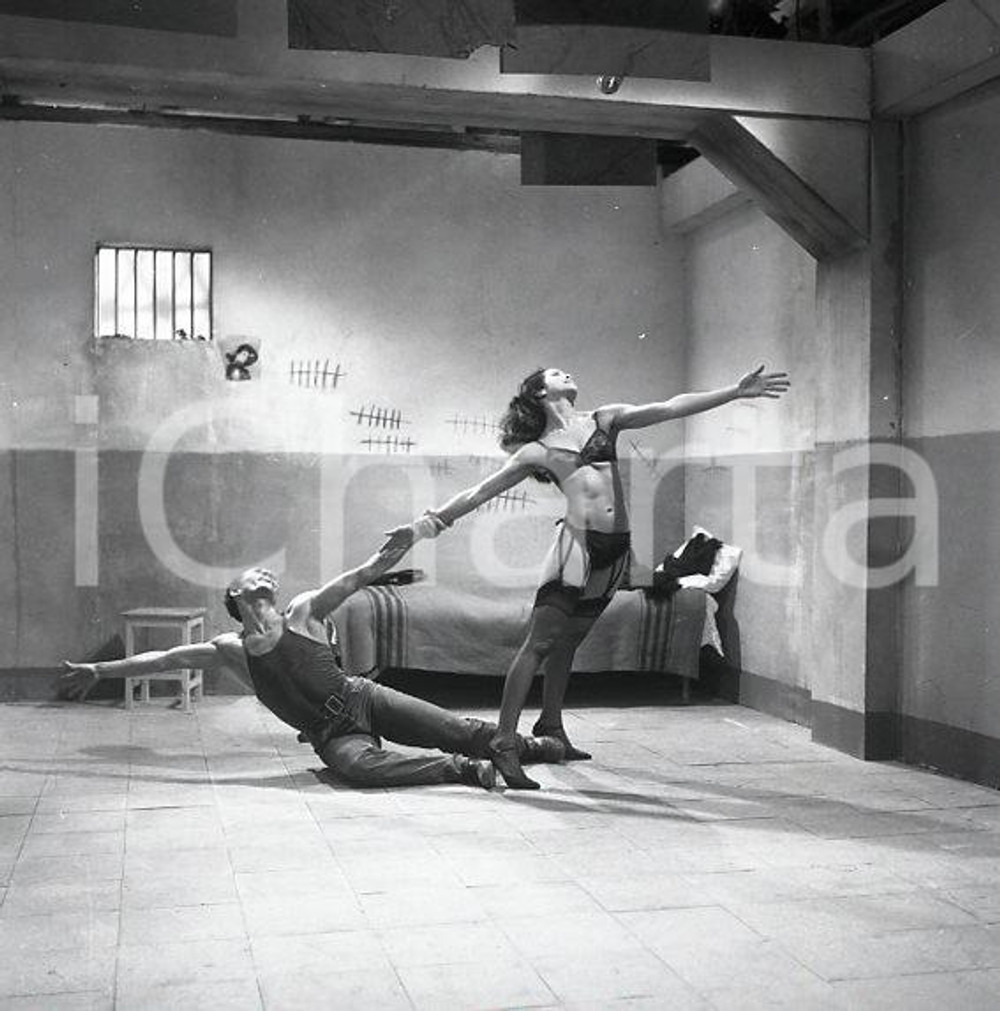 1963  PASCALINE ballo sul set di TOTO' SEXY *NEGATIVO ORIGINALE* Esibizione della performer haitiana Pascaline, già ballerina del Crazy Horse.Negativo originale d'epoca in bianco e nero su pellicola.Autore: Sandro Borni  E' SEVERAMENTE VIETATA LA RIPRODUZIONE.TUTTI I DIRITTI SONO RISERVATI.ICharta mette in vendita, sul negozio eBay e in esclusiva sul sito "icharta" il proprio archivio composto da numerose diapositive e negativi fotografici d'epoca, tutti originali e autentici.Si tratta di uno sguardo inedito sull'attualità, la politica, la vita quotidiana, il gossip e la cultura, che fotografa il cambiamento della nazione (e non solo) tra il 1890 ed il 1990 circa. Un'occasione unica per il mercato del collezionismo, che vede finalmente disponibile un archivio eccezionale per vastità, tematiche e condizioni, in un settore (il negativo fotografico e la diapositiva) di assoluta novità e dalle interessanti prospettive di investimento. CONDIZIONI:FAIR/discretoFORMATO: cm 6 x 6 originale e autentica 1