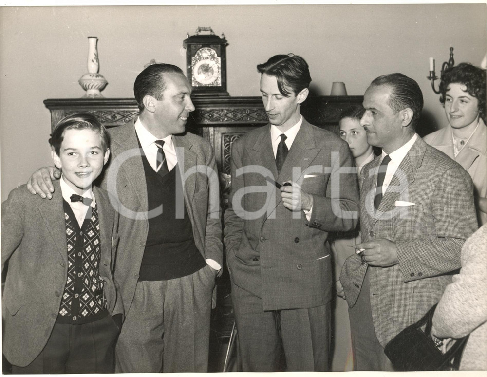 1955 CINEMA Film "Amici per la pelle" - Andrea SCIRE' con il cast *Foto 24x18 cm Fotografia originale d'epoca, con didascalia dattiloscritta al verso.Si tratta del film "Amici per la pelle" di Franco Rossi. CONDIZIONI:FAIR/discreto lievi difetti di stampa; piccola impressione centraleFORMATO: 24x18 cm originale e autentica 1