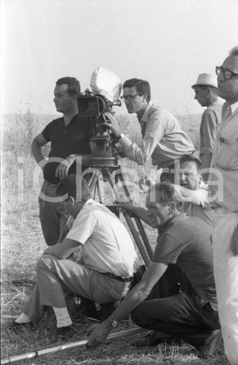 1965 Regista Luigi SCATTINI e la troupe durante le riprese NEGATIVO ORIGINALE 6 Scatto sul set di "Due marines e un generale" con Buster KEATON Franco FRANCHI Ciccio INGRASSIANegativo originale in bianco e nero su pellicola.Autore: Sandro Borni  E' SEVERAMENTE VIETATA LA RIPRODUZIONE.TUTTI I DIRITTI SONO RISERVATI.ICharta mette in vendita, sul negozio eBay e in esclusiva sul sito "icharta" il proprio archivio composto da numerose diapositive e negativi fotografici d'epoca, tutti originali e autentici.Si tratta di uno sguardo inedito sull'attualità, la politica, la vita quotidiana, il gossip e la cultura, che fotografa il cambiamento della nazione (e non solo) tra il 1890 ed il 1990 circa. Un'occasione unica per il mercato del collezionismo, che vede finalmente disponibile un archivio eccezionale per vastità, tematiche e condizioni, in un settore (il negativo fotografico e la diapositiva) di assoluta novità e dalle interessanti prospettive di investimento. CONDIZIONI:FAIR/discretoFORMATO: 35mm originale e autentica 1