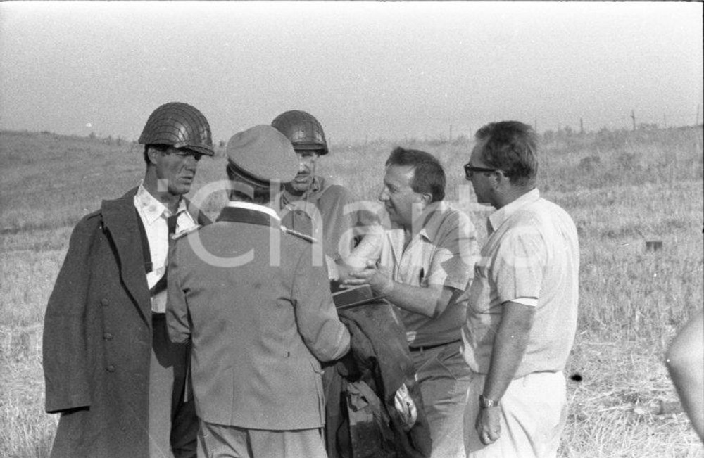 1965 Buster KEATON Franco FRANCHI Ciccio INGRASSIA Luigi SCATTINI NEGATIVO ORIG. Scatto sul set di "Due marines e un generale".Negativo originale in bianco e nero su pellicola.Autore: Sandro Borni  E' SEVERAMENTE VIETATA LA RIPRODUZIONE.TUTTI I DIRITTI SONO RISERVATI.ICharta mette in vendita, sul negozio eBay e in esclusiva sul sito "icharta" il proprio archivio composto da numerose diapositive e negativi fotografici d'epoca, tutti originali e autentici.Si tratta di uno sguardo inedito sull'attualità, la politica, la vita quotidiana, il gossip e la cultura, che fotografa il cambiamento della nazione (e non solo) tra il 1890 ed il 1990 circa. Un'occasione unica per il mercato del collezionismo, che vede finalmente disponibile un archivio eccezionale per vastità, tematiche e condizioni, in un settore (il negativo fotografico e la diapositiva) di assoluta novità e dalle interessanti prospettive di investimento. CONDIZIONI:FAIR/discretoFORMATO: 35mm originale e autentica 1