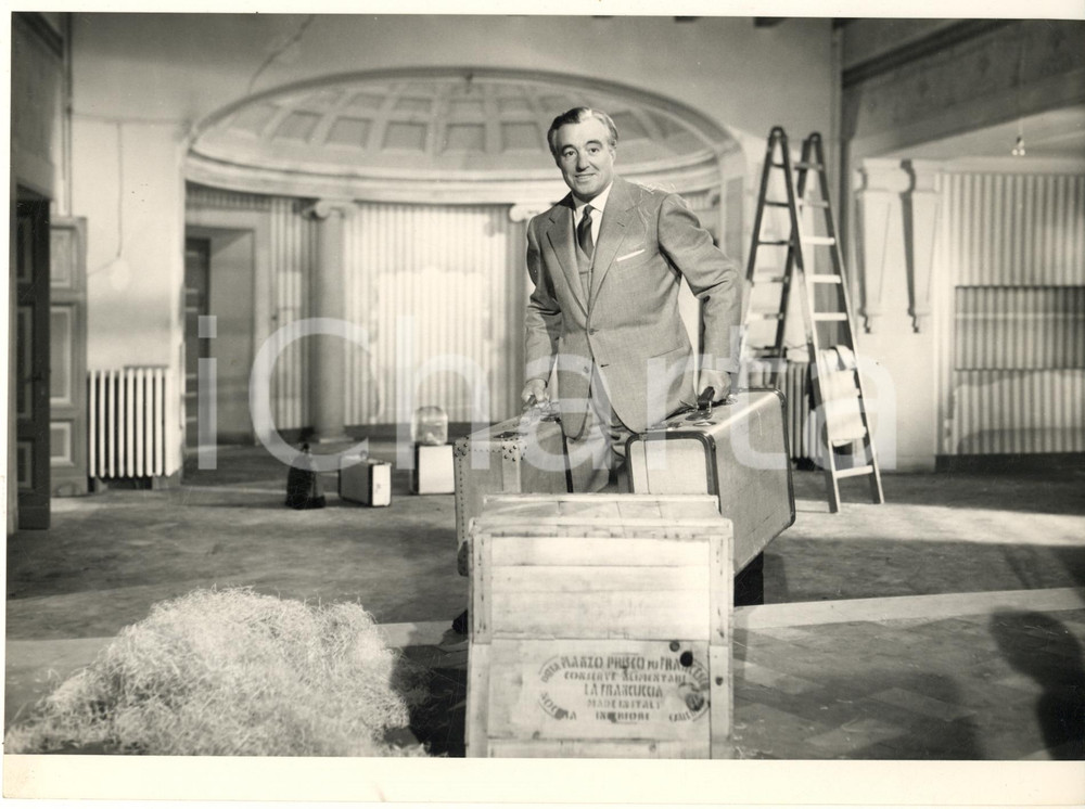 Fotografia d epoca originale 1955 CINEMA Gli ultimi cinque minuti Vittorio DE SICA con le valigie Foto 1