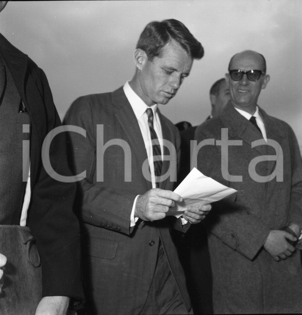 1962 ROMA Fiumicino Robert KENNEDY e il seguito NEGATIVO ORIGINALE 6 Negativo originale in bianco e nero su pellicola.Autore: Sandro Borni  E' SEVERAMENTE VIETATA LA RIPRODUZIONE.TUTTI I DIRITTI SONO RISERVATI.ICharta mette in vendita, sul negozio eBay e in esclusiva sul sito "icharta" il proprio archivio composto da numerose diapositive e negativi fotografici d'epoca, tutti originali e autentici.Si tratta di uno sguardo inedito sull'attualità, la politica, la vita quotidiana, il gossip e la cultura, che fotografa il cambiamento della nazione (e non solo) tra il 1890 ed il 1990 circa. Un'occasione unica per il mercato del collezionismo, che vede finalmente disponibile un archivio eccezionale per vastità, tematiche e condizioni, in un settore (il negativo fotografico e la diapositiva) di assoluta novità e dalle interessanti prospettive di investimento. CONDIZIONI:FAIR/discretoFORMATO: cm 6 x 6 originale e autentica 1