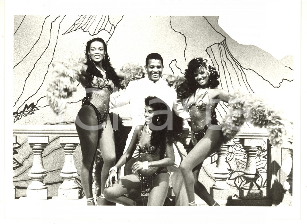 1985 ca MUSICA Jair RODRIGUES circondato da ballerine brasiliane - Foto 24x18 cm Fotografia d'agenzia. CONDIZIONI: GFORMATO: 24x18 cm  originale e autentica 1