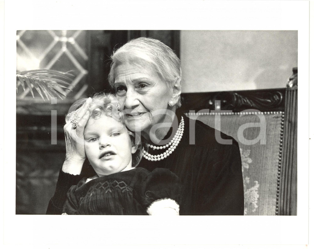 1985 ca CINEMA Ritratto attrice Tina LATTANZI con bambina *Foto 25x20 Fotografia di agenzia. CONDIZIONI: G (ma lievi difetti di stampa)FORMATO: 25x20 cm  originale e autentica 1