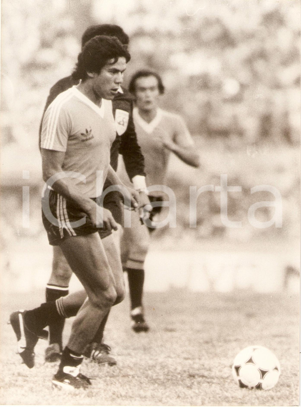 Fotografia d epoca originale 1980 ca URUGUAY CALCIO Ruben PAZ si allena con maglia ADIDAS Fotografia 1
