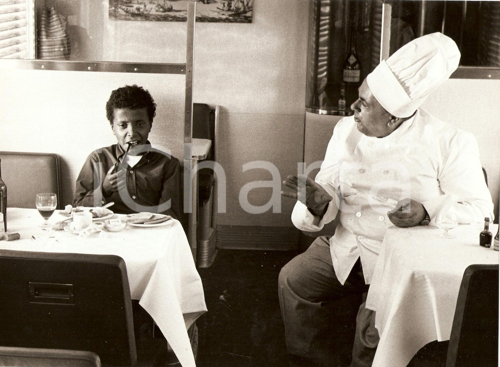 Fotografia d epoca originale 1970 LE PETIT BOUGNAT Claude AMAZAN fuma la pipa con cuoco Foto 2 1