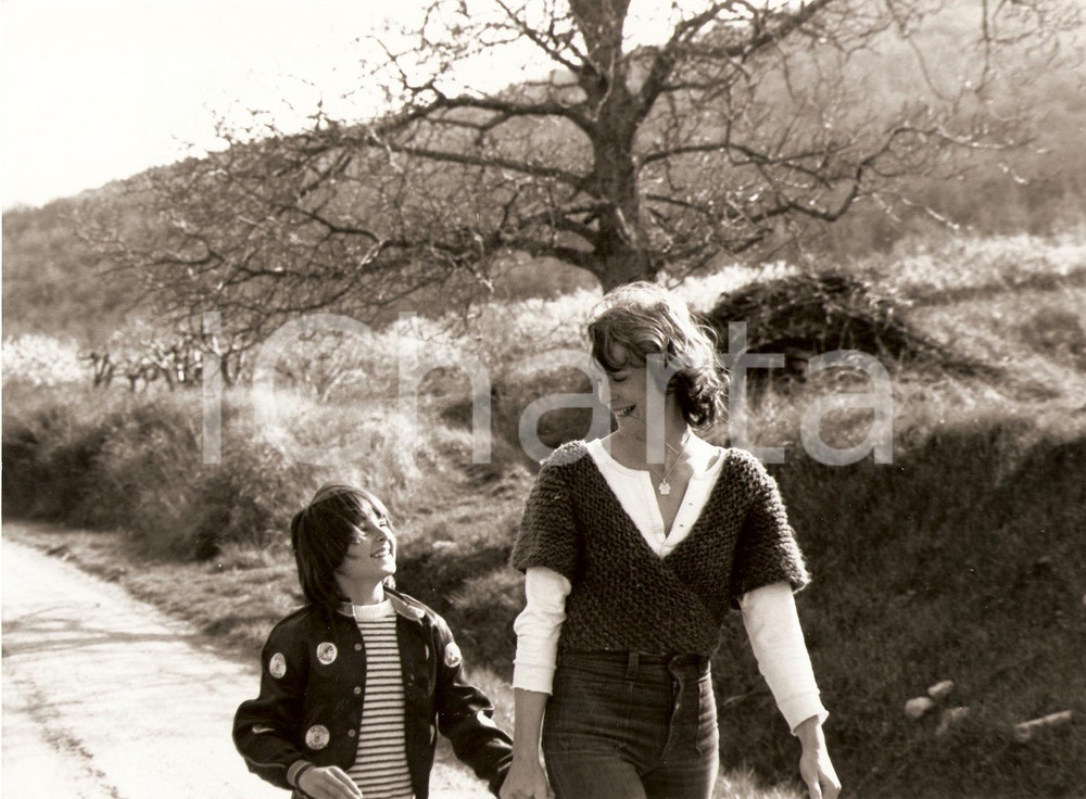 Fotografia d epoca originale 1977 QU ESTCE QUE TU VEUX JULIE? Arlette BONNARD con bambino Foto di scena 1