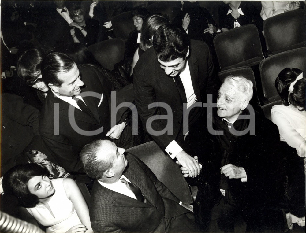 Fotografia d epoca originale 1960 ca CASINO DE PARIS Henri VARNA omaggiato dal pubblico a fine spettacolo 2 1