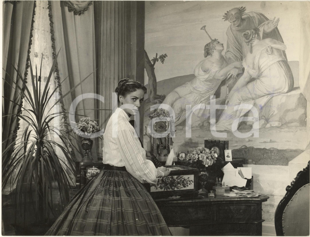 1954 CINEMA "Senso" Luchino VISCONTI - Alida VALLI *Fotografia  27x21 Fotografia originale d'epoca, con didascalia al verso. CONDIZIONI:POOR/danneggiato piegatura al margine inferiore, con piccola sbrecciatura; lieve sovraimpressione della didascaliaFORMATO: 27x21 cm originale e autentica 1
