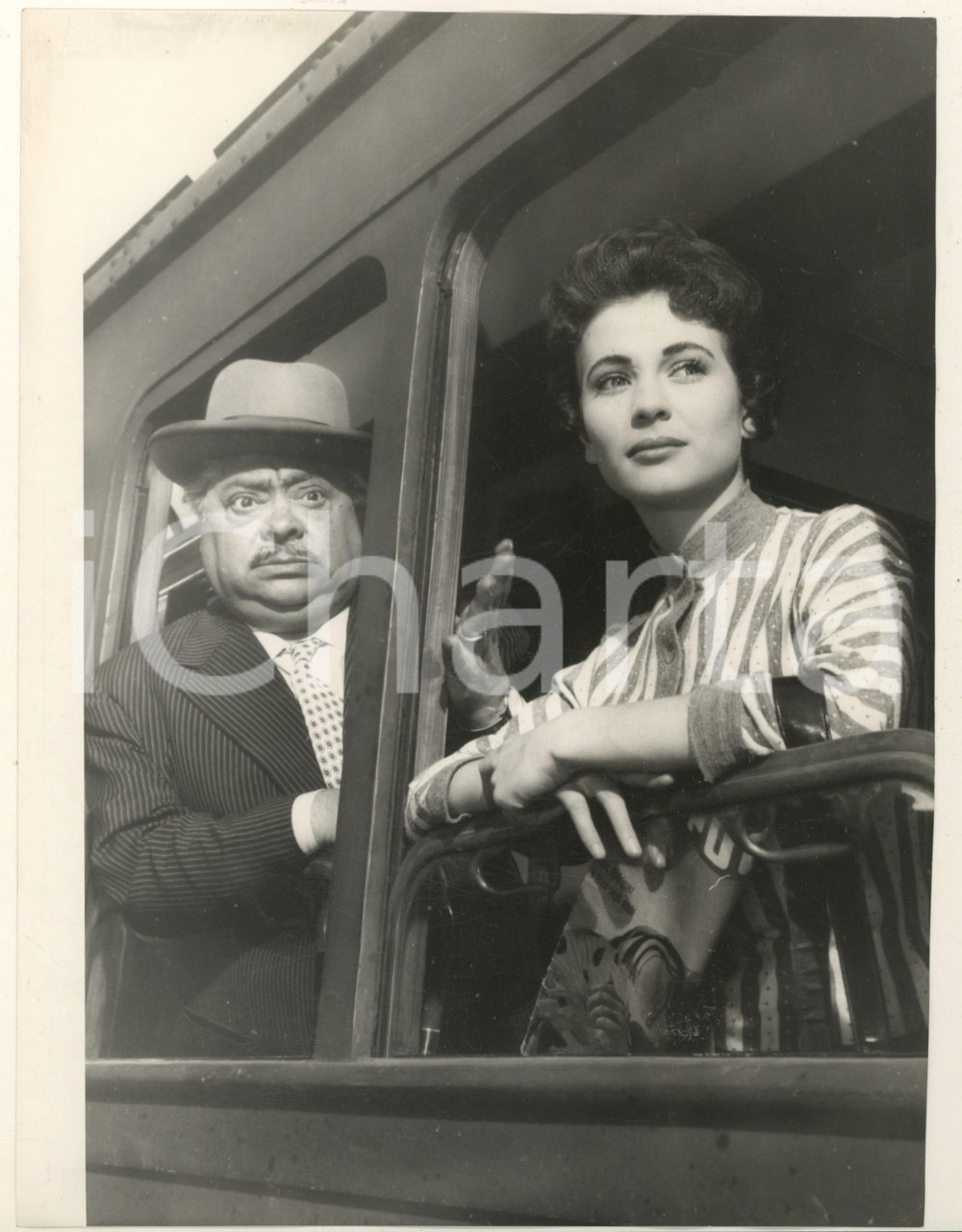 1955 CINEMA "I due compari " - Aldo FABRIZI e Giulia RUBINI sul treno *Foto Fotografia originale d'epoca, con didascalia dattiloscritta al verso. CONDIZIONI:FAIR/discreto ondulature; piccola  piegatura angolare; lievi difetti di stampaFORMATO: 18x24 cm originale e autentica 1