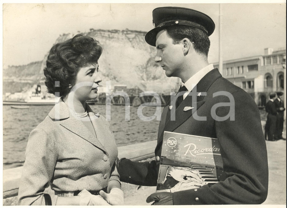 1956 CINEMA Film "Altair" - Marisa BORRONI Franco INTERLENGHI *Foto 24x18 cm Fotografia originale d'epoca, con didascalia manoscritta al verso. CONDIZIONI:FAIR/discreto lievi piegature e macchie al lato superioreFORMATO: 24x18 cm originale e autentica 1