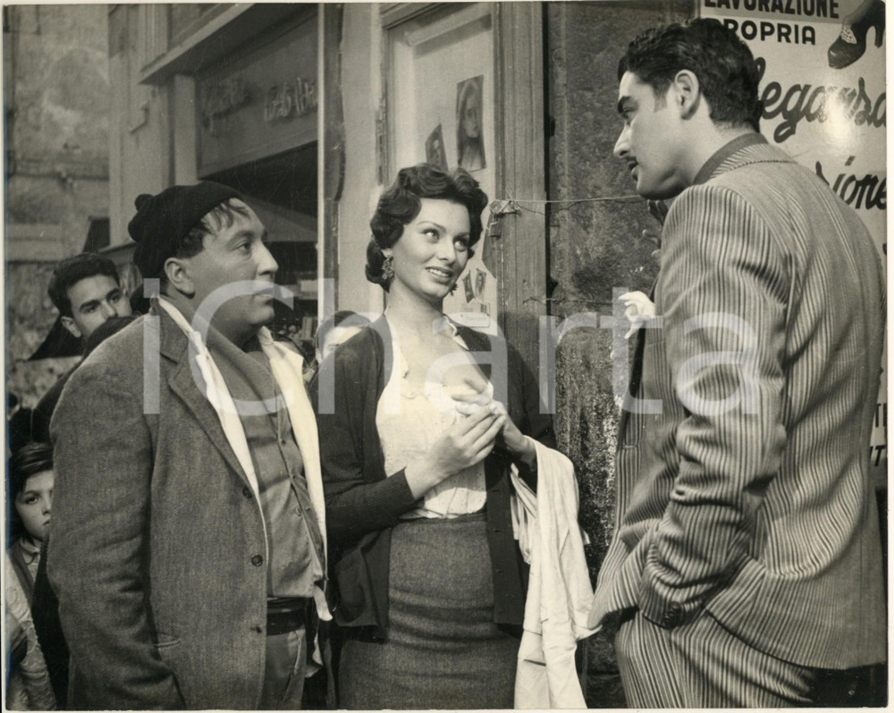 1954 CINEMA "L'oro di Napoli" Giacomo FURIA Sophia LOREN Alberto FARNESE *Foto Fotografia originale d'epoca, con didascalia dattiloscritta al verso. CONDIZIONI:GOOD/buonoFORMATO: 25x21 cm originale e autentica 1
