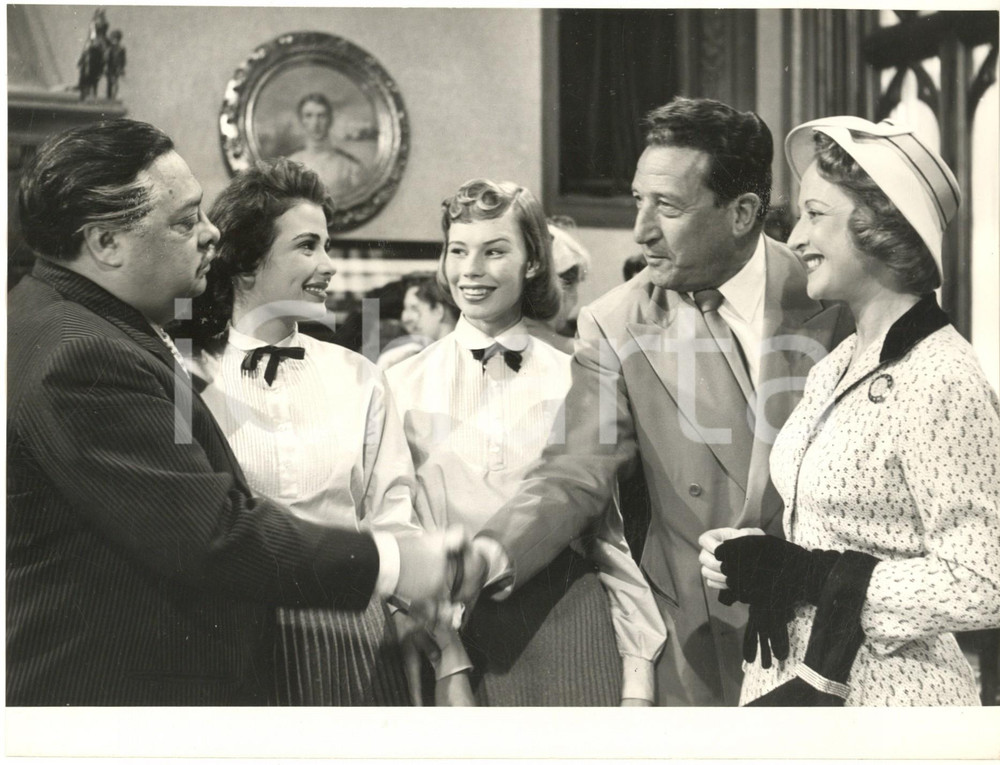 1955 CINEMA "I due compari " Aldo FABRIZI Carlo NINCHI Giulia RUBINI *Foto Fotografia originale d'epoca, con didascalia dattiloscritta al verso. CONDIZIONI:POOR/danneggiato ondulature; piccoli residui cartaceiFORMATO: 24x18 cm originale e autentica 1