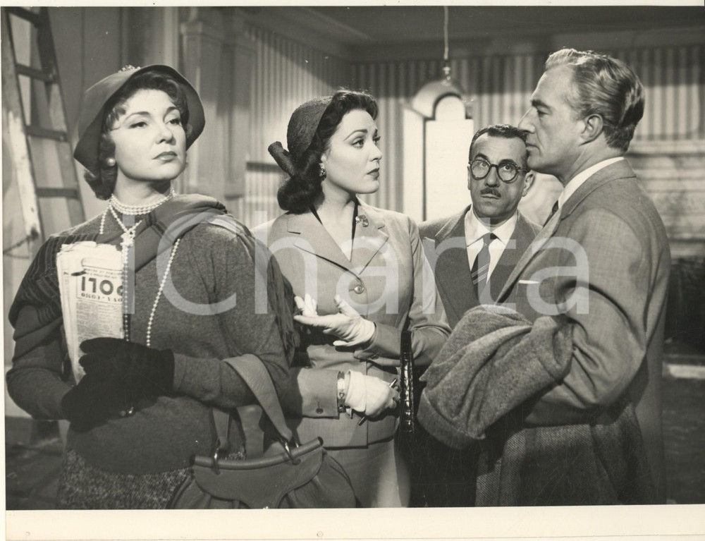 1955 CINEMA Film "Gli ultimi cinque minuti" Peppino DE FILIPPO Vittorio DE SICA Fotografia originale d'epoca, con didascalia dattiloscritta al verso.Sono presenti sulla scena anche Linda Darnell e Sophie Desmarets. CONDIZIONI:FAIR/discreto lievi impressioni e difetti di stampaFORMATO: 24x18 cm originale e autentica 1