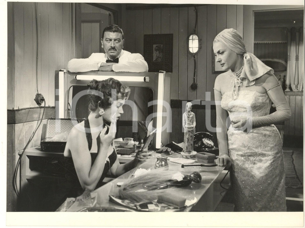 1955 CINEMA Film "Il tesoro di Rommel" Dawn ADDAMS Isa MIRANDA *Foto Fotografia originale d'epoca, con didascalia al verso. CONDIZIONI:POOR/danneggiato ondulatureFORMATO: 24x18 cm originale e autentica 1