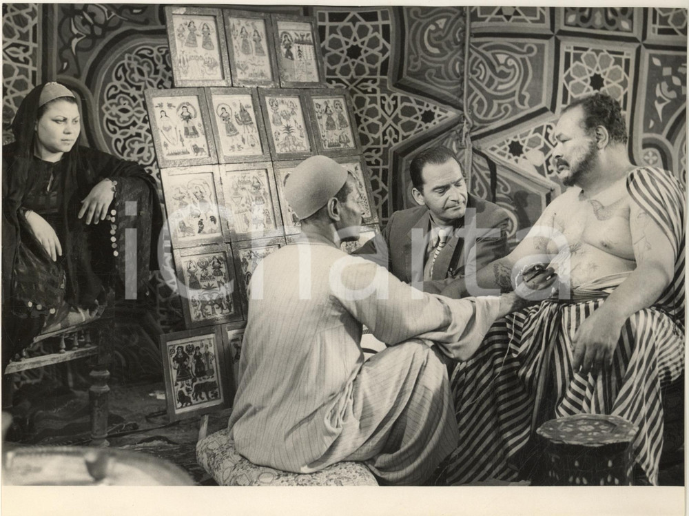 Fotografia d epoca originale 1955 CINEMA Film Il tesoro di Rommel Andrea CHECCHI Foto 24x18 cm 1