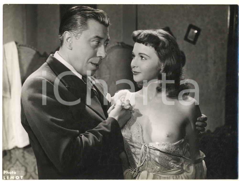 1952 CINEMA "Le fruit défendu" - FERNANDEL con Françoise ARNOUL nuda *Foto Fotografia originale d'epoca, con didascalia al verso. CONDIZIONI:FAIR/discreto piccole piegature angolariFORMATO: 24x18 cm originale e autentica 1