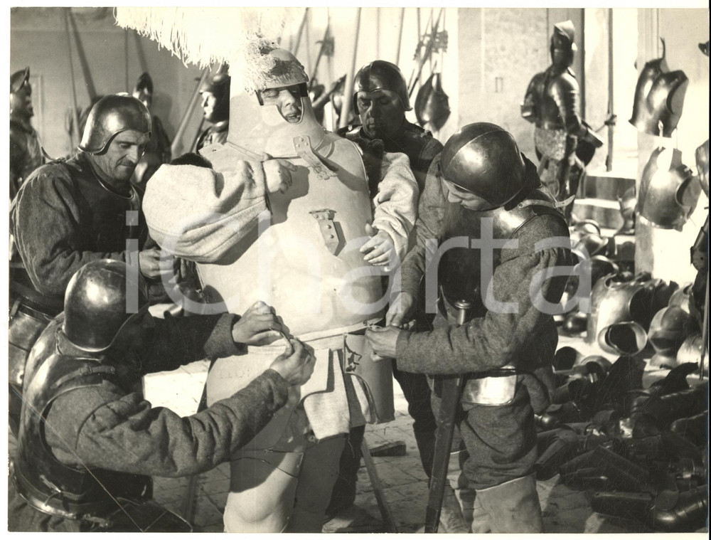 Fotografia d epoca originale 1954 CINEMA Donne e soldati Luigi MALERBA  Marco FERRERI vestito da cavaliere 1