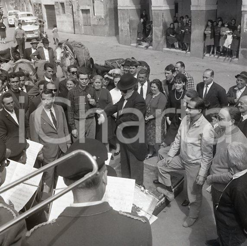 1967  FALERIA (VITERBO)  TOTO' immagine inedita *NEGATIVO ORIGINALE Scatto durante le prove dell'episodio di Tutto Totò dove Totò interpreta il maestro Mardocheo StonatelliNegativo originale d'epoca in bianco e nero su pellicola.Autore: Sandro Borni  E' SEVERAMENTE VIETATA LA RIPRODUZIONE.TUTTI I DIRITTI SONO RISERVATI.ICharta mette in vendita, sul negozio eBay e in esclusiva sul sito "icharta" il proprio archivio composto da numerose diapositive e negativi fotografici d'epoca, tutti originali e autentici.Si tratta di uno sguardo inedito sull'attualità, la politica, la vita quotidiana, il gossip e la cultura, che fotografa il cambiamento della nazione (e non solo) tra il 1890 ed il 1990 circa. Un'occasione unica per il mercato del collezionismo, che vede finalmente disponibile un archivio eccezionale per vastità, tematiche e condizioni, in un settore (il negativo fotografico e la diapositiva) di assoluta novità e dalle interessanti prospettive di investimento. CONDIZIONI:FAIR/discretoFORMATO: cm 6 x 6 originale e autentica 1