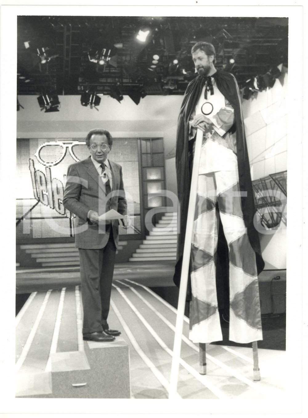 1990 ca TELEMIKE Mike BONGIORNO con Giulio MARLIA sui trampoli *Foto VINTAGE Fotografia di agenzia. CONDIZIONI: FAIR (lievi difetti di stampa)FORMATO: 18x24 cm  originale e autentica 1