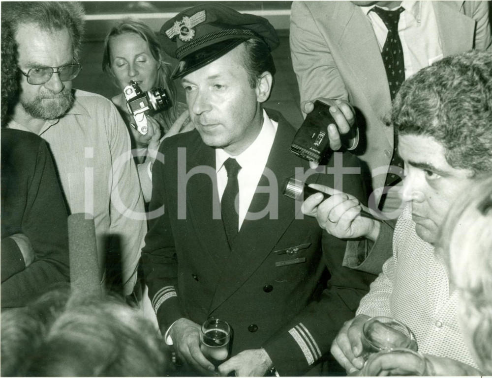 Fotografia d epoca originale 1979 BONN Dirottamento Boeing LUFTHANSA 727 MUNSTER Chefsteward e giornalisti 4 1