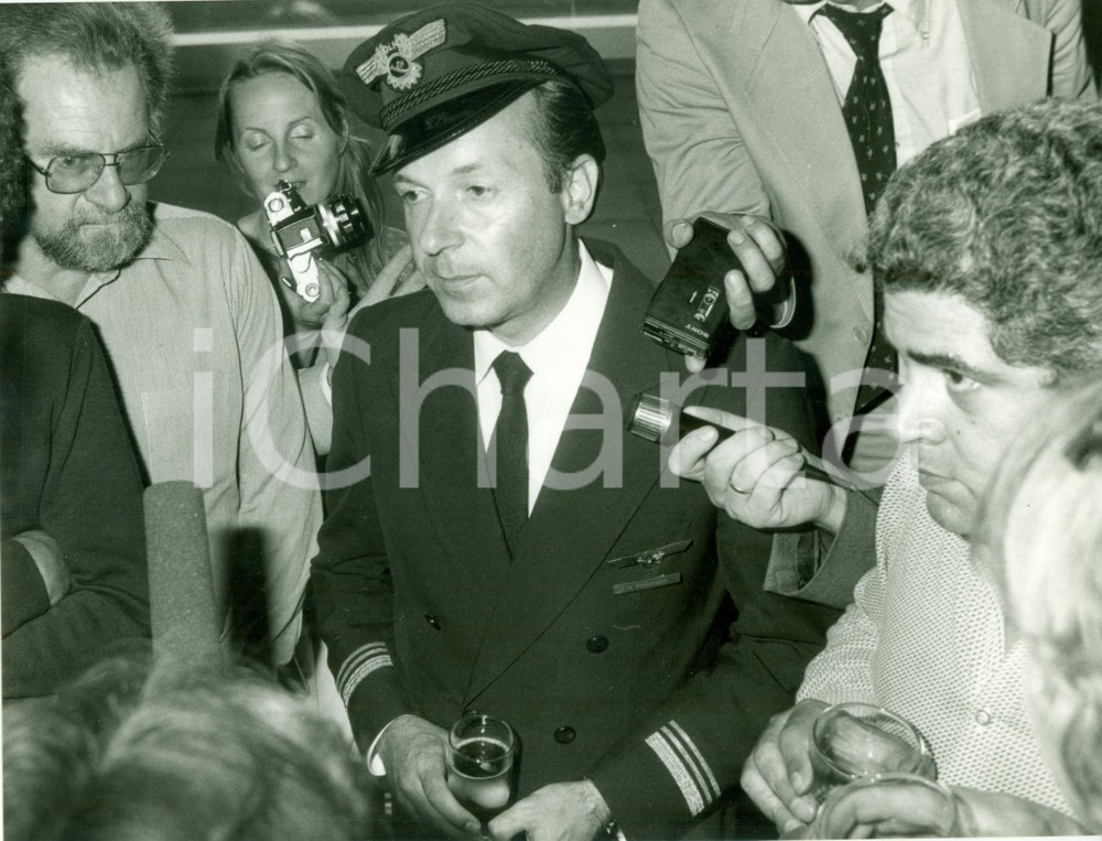 Fotografia d epoca originale 1979 BONN Dirottamento Boeing LUFTHANSA 727 MUNSTER Chefsteward e giornalisti 2 1
