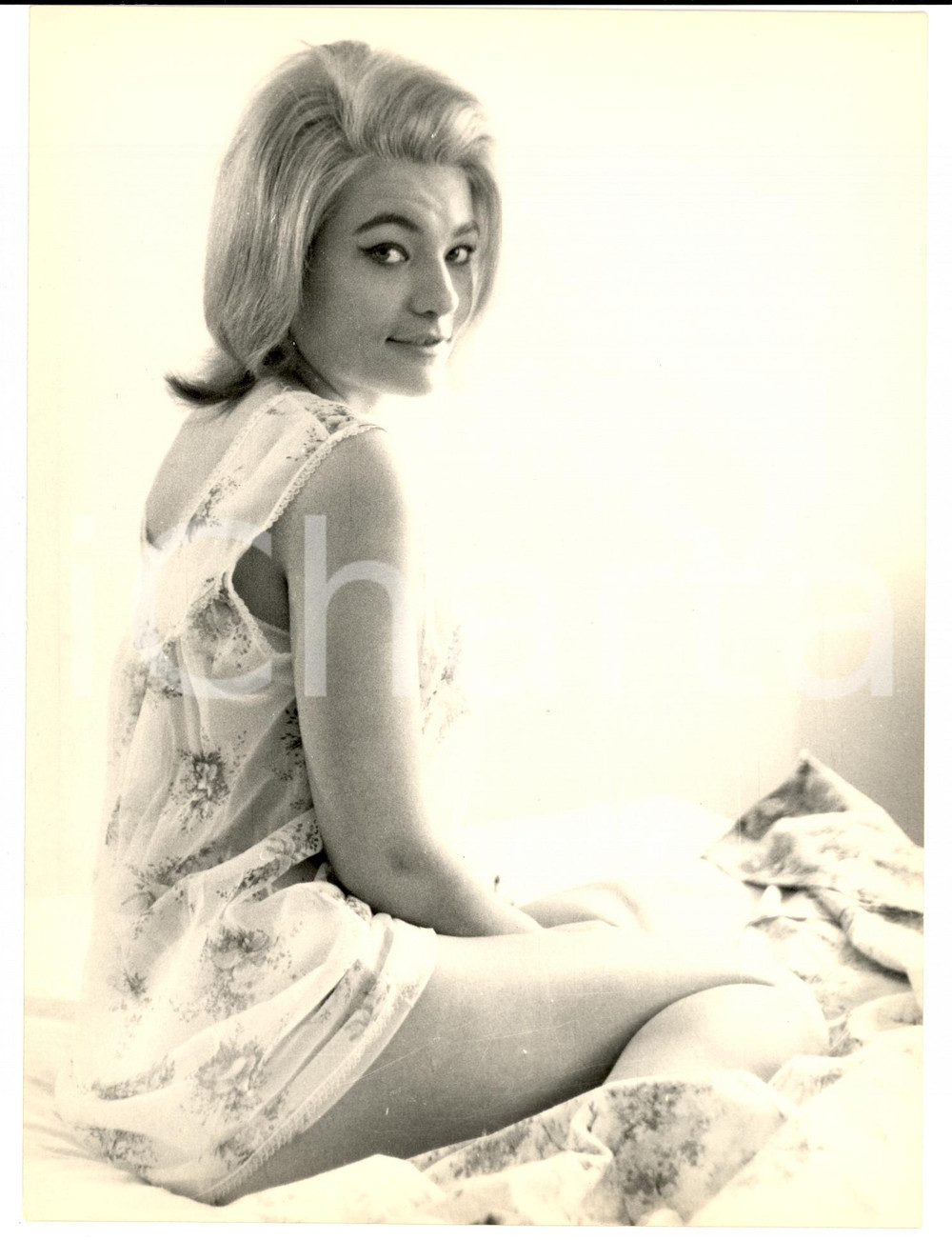Fotografia d epoca originale 1965 FRANCE Actrice MichÃ¨le VEREZ en chemise de nuit sur un lit Photo LYNX 1
