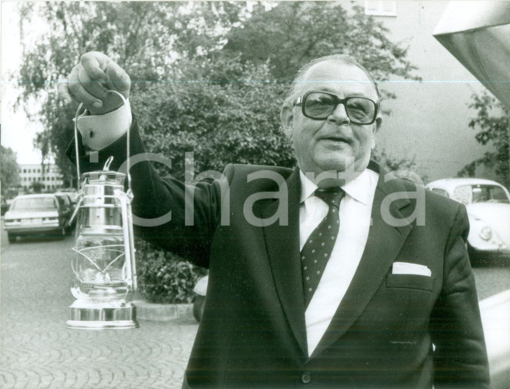 Fotografia d epoca originale 1982 BONN Politico HansJürgen WISCHNEWSKI mostra una lanterna Foto 2 1