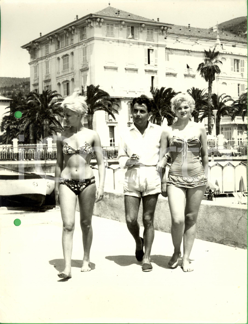 Fotografia d epoca originale 1960 ca LIGURIA Modelle in costume con fotografo che fuma MODA VINTAGE 2 1