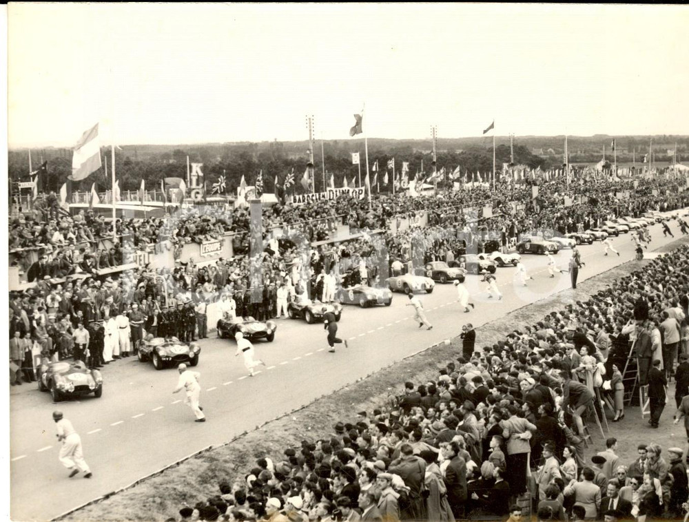 Fotografia d epoca originale 1954 AUTOMOBILISMO 24 ORE LE MANS Partenza della gara Foto 18x13 1