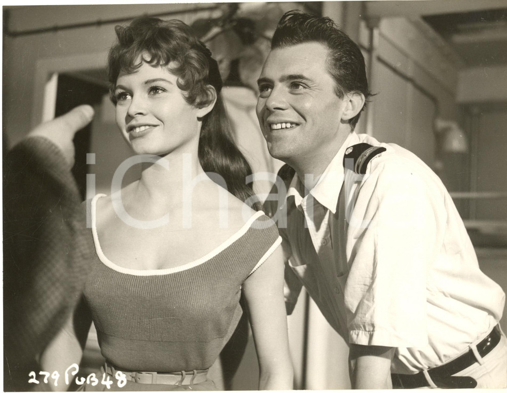 1955 CINEMA Film "Doctor at sea" - Brigitte BARDOT Dirk BOGARDE - Foto 24x18 Fotografia originale d'epoca, con didascalia dattiloscritta al verso. CONDIZIONI:FAIR/discreto margini lievemente rifilati; graffi superficialiFORMATO: 24x18 cm originale e autentica 1