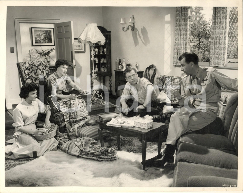 Fotografia d epoca originale 1955 CINEMA Film Raising a riot  Kenneth MORE Shelagh FRASER Foto 26x21 1