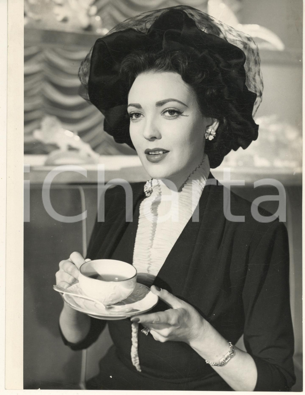 Fotografia d epoca originale 1955 CINEMA Gli ultimi cinque minuti Linda DARNELL con una tazza di the Foto 1