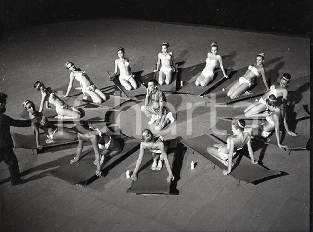 1962 Roma DON LURIO al centro di una sua coreografia *NEGATIVO ORIGINALE Negativo originale d'epoca a colori su pellicola.Autore: Sandro Borni  E' SEVERAMENTE VIETATA LA RIPRODUZIONE.TUTTI I DIRITTI SONO RISERVATI.ICharta mette in vendita, sul negozio eBay e in esclusiva sul sito "icharta" il proprio archivio composto da numerose diapositive e negativi fotografici d'epoca, tutti originali e autentici.Si tratta di uno sguardo inedito sull'attualità, la politica, la vita quotidiana, il gossip e la cultura, che fotografa il cambiamento della nazione (e non solo) tra il 1890 ed il 1990 circa. Un'occasione unica per il mercato del collezionismo, che vede finalmente disponibile un archivio eccezionale per vastità, tematiche e condizioni, in un settore (il negativo fotografico e la diapositiva) di assoluta novità e dalle interessanti prospettive di investimento. CONDIZIONI:FAIR/discreto La filigrana blu, sul lato destro, non è presente sull'originaleFORMATO: cm 6 x 6 originale e autentica 1