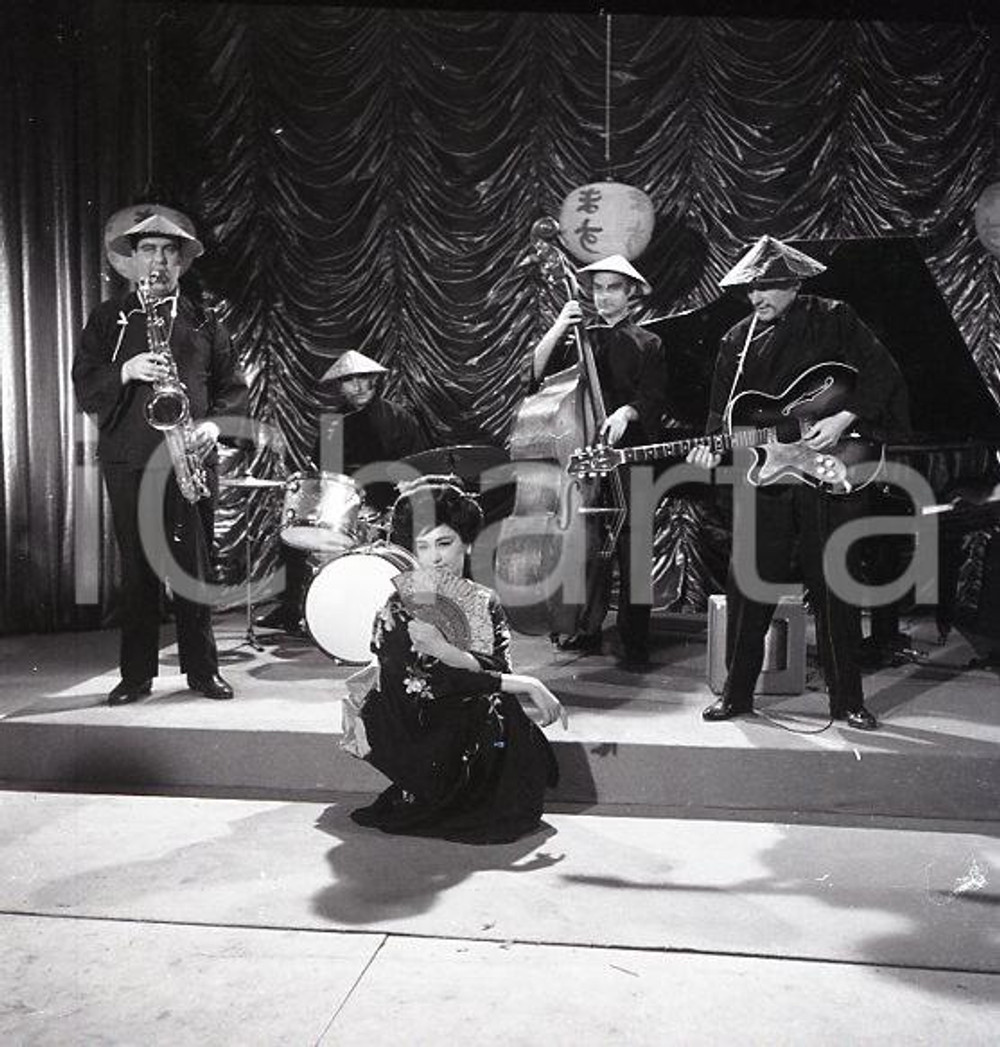 1962 GISELLA FERRINI  Esibizione della cantante *NEGATIVO ORIGINALE Negativo originale d'epoca a colori su pellicola.Autore: Sandro Borni  E' SEVERAMENTE VIETATA LA RIPRODUZIONE.TUTTI I DIRITTI SONO RISERVATI.ICharta mette in vendita, sul negozio eBay e in esclusiva sul sito "icharta" il proprio archivio composto da numerose diapositive e negativi fotografici d'epoca, tutti originali e autentici.Si tratta di uno sguardo inedito sull'attualità, la politica, la vita quotidiana, il gossip e la cultura, che fotografa il cambiamento della nazione (e non solo) tra il 1890 ed il 1990 circa. Un'occasione unica per il mercato del collezionismo, che vede finalmente disponibile un archivio eccezionale per vastità, tematiche e condizioni, in un settore (il negativo fotografico e la diapositiva) di assoluta novità e dalle interessanti prospettive di investimento. CONDIZIONI:POOR/danneggiato Difetti come da scansioneFORMATO: cm 6 x 6 originale e autentica 1