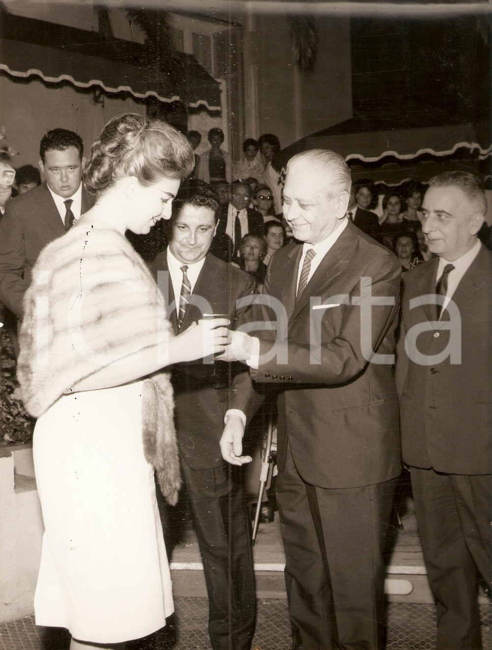 Fotografia d epoca originale 1963 GENOVA PREMIO SPOTORNO Renata MAURO ritira il premio Foto 18x24 cm 1