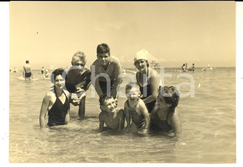 Fotografia d epoca originale 1960 ca PESARO Ritratto di famiglia al mare Foto VINTAGE 15x10 cm 1