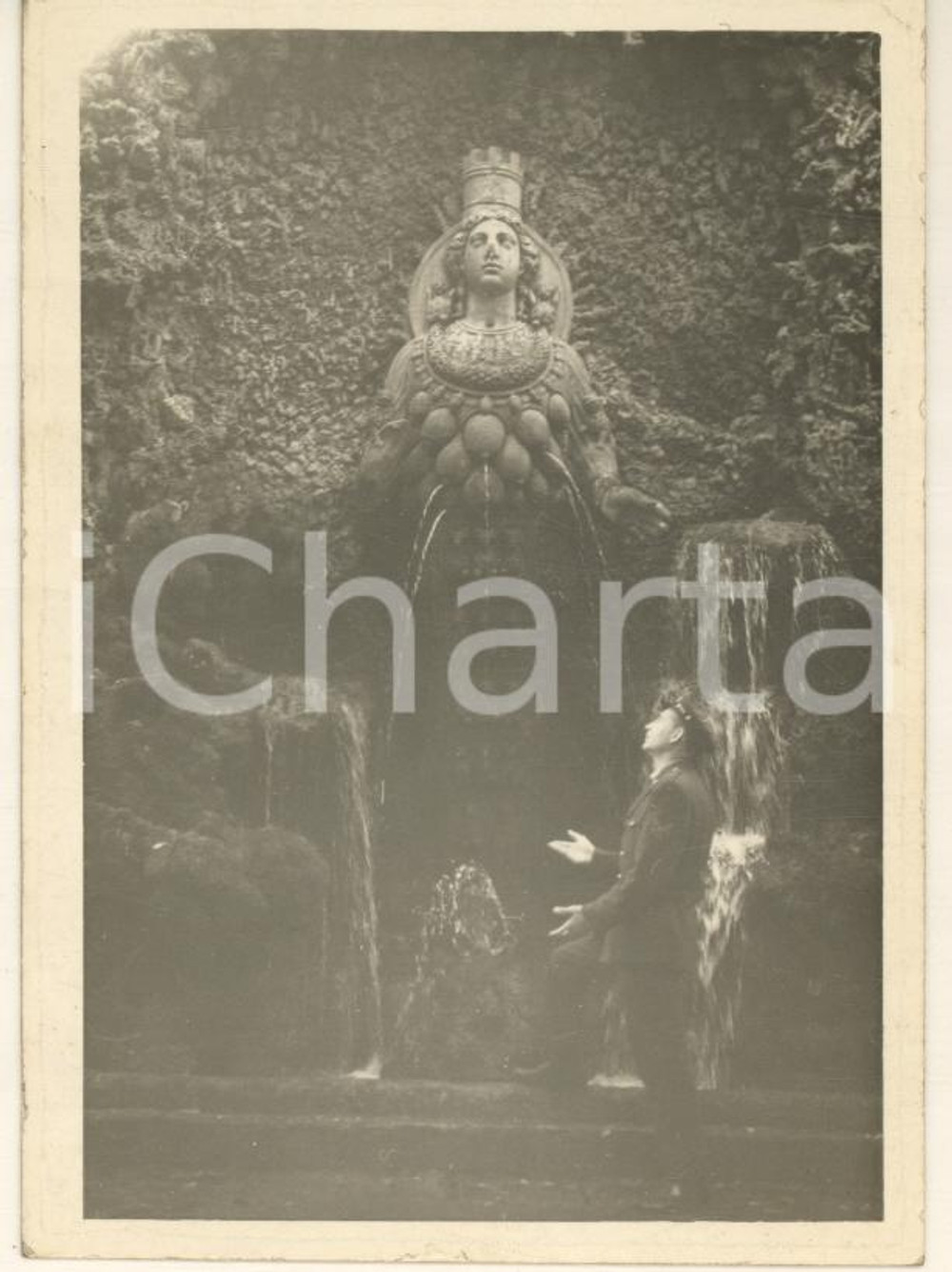 Fotografia d epoca originale 1955 ca TIVOLI Fontana dea Diana di Efeso  Uomo in divisa Foto artistica 7x10 1