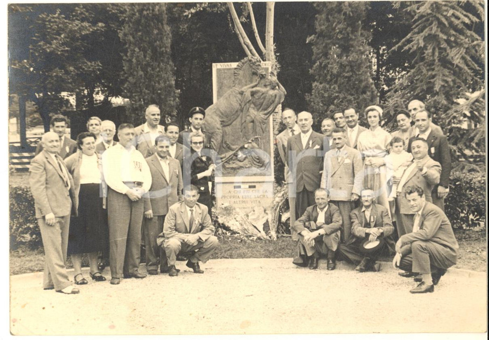 Fotografia d epoca originale 1955 ca BERGAMO Monumento Decorati Valor Civile  Gruppo reduci Foto 15x11 cm 1