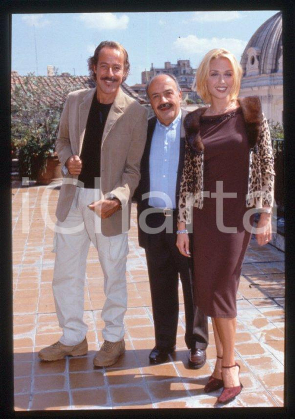 1998 BUONA DOMENICA Maurizio COSTANZO Massimo LOPEZ Paola BARALE 35mm slide Diapositiva d'epoca originale a colori, in formato 35 mm.Per i diritti rivolgersi a ICharta.ICharta mette in vendita, sul negozio eBay e in esclusiva sul sito "icharta" il proprio archivio composto da numerose diapositive e negativi fotografici d'epoca, tutti originali e autentici.Si tratta di uno sguardo inedito sull'attualità, la politica, la vita quotidiana, il gossip e la cultura, che fotografa il cambiamento della nazione (e non solo) tra il 1890 ed il 1990 circa. Un'occasione unica per il mercato del collezionismo, che vede finalmente disponibile un archivio eccezionale per vastità, tematiche e condizioni, in un settore (il negativo fotografico e la diapositiva) di assoluta novità e dalle interessanti prospettive di investimento. CONDIZIONI:FAIR/discretoFORMATO: 35mm originale e autentica 1