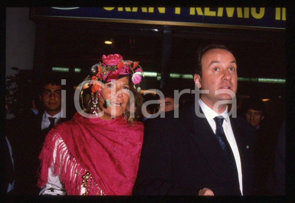 1985 ca Enrico COVERI con Marta MARZOTTO 35mm vintage slide 1 Diapositiva originale a colori, in formato 35 mm.Per i diritti rivolgersi a ICharta.ICharta mette in vendita, sul negozio eBay e in esclusiva sul sito "icharta" il proprio archivio composto da numerose diapositive e negativi fotografici d'epoca, tutti originali e autentici.Si tratta di uno sguardo inedito sull'attualità, la politica, la vita quotidiana, il gossip e la cultura, che fotografa il cambiamento della nazione (e non solo) tra il 1890 ed il 1990 circa. Un'occasione unica per il mercato del collezionismo, che vede finalmente disponibile un archivio eccezionale per vastità, tematiche e condizioni, in un settore (il negativo fotografico e la diapositiva) di assoluta novità e dalle interessanti prospettive di investimento. CONDIZIONI:FAIR/discretoFORMATO: 35mm originale e autentica 1