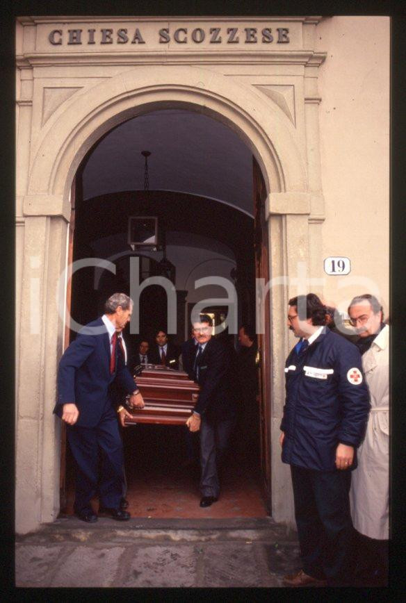 1990 FIRENZE i funerali di Enrico COVERI 35mm vintage slide 9 Diapositiva originale a colori, in formato 35 mm.Per i diritti rivolgersi a ICharta.ICharta mette in vendita, sul negozio eBay e in esclusiva sul sito "icharta" il proprio archivio composto da numerose diapositive e negativi fotografici d'epoca, tutti originali e autentici.Si tratta di uno sguardo inedito sull'attualità, la politica, la vita quotidiana, il gossip e la cultura, che fotografa il cambiamento della nazione (e non solo) tra il 1890 ed il 1990 circa. Un'occasione unica per il mercato del collezionismo, che vede finalmente disponibile un archivio eccezionale per vastità, tematiche e condizioni, in un settore (il negativo fotografico e la diapositiva) di assoluta novità e dalle interessanti prospettive di investimento. CONDIZIONI:FAIR/discretoFORMATO: 35mm originale e autentica 1