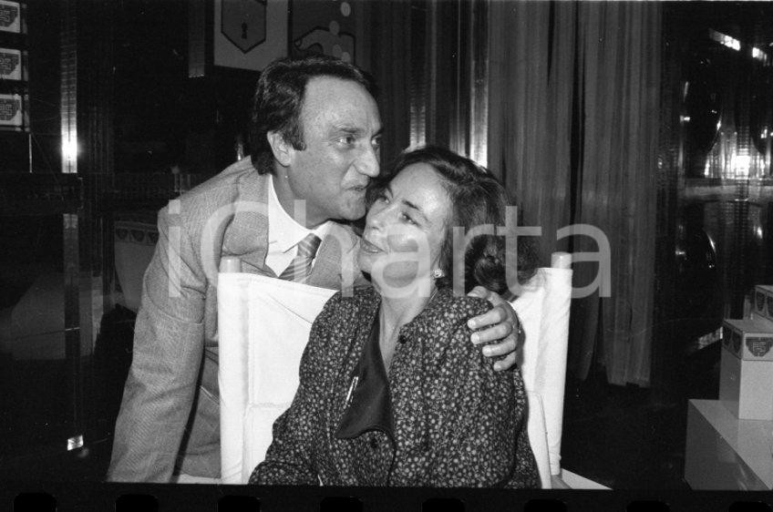 1983 TEST RAI 1 Emilio FEDE e la moglie Diana DE FEO NEGATIVO ORIGINALE 1 Negativo originale in bianco e nero, in formato 35 mm.Per i diritti rivolgersi a ICharta.ICharta mette in vendita, sul negozio eBay e in esclusiva sul sito "icharta" il proprio archivio composto da numerose diapositive e negativi fotografici d'epoca, tutti originali e autentici.Si tratta di uno sguardo inedito sull'attualità, la politica, la vita quotidiana, il gossip e la cultura, che fotografa il cambiamento della nazione (e non solo) tra il 1890 ed il 1990 circa. Un'occasione unica per il mercato del collezionismo, che vede finalmente disponibile un archivio eccezionale per vastità, tematiche e condizioni, in un settore (il negativo fotografico e la diapositiva) di assoluta novità e dalle interessanti prospettive di investimento. CONDIZIONI:FAIR/discretoFORMATO: 35mm originale e autentica 1