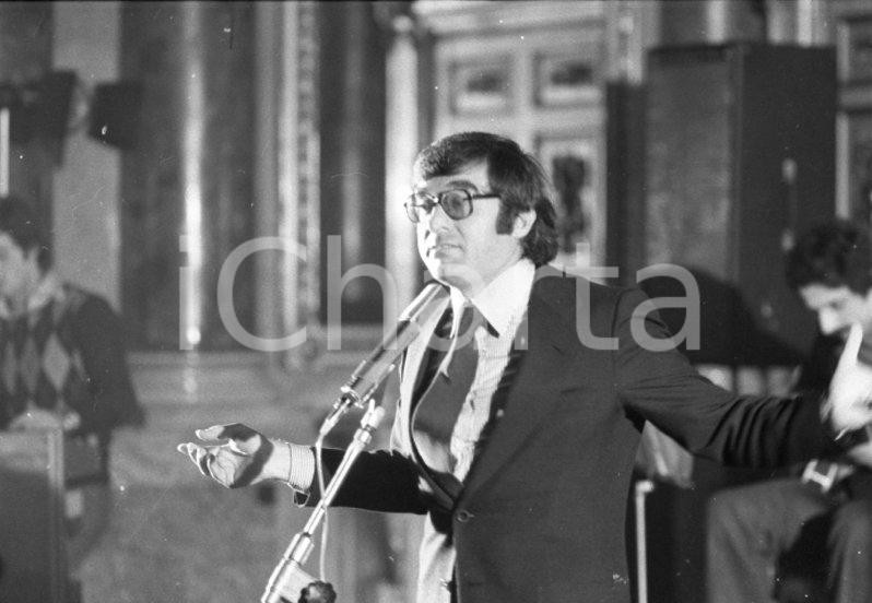 1970 ca BOLOGNA serata di canzoni e cabaret con Dino SARTI NEGATIVO ORIGINALE 6 Negativo originale in bianco e nero, in formato 35 mm.Per i diritti rivolgersi a ICharta.ICharta mette in vendita, sul negozio eBay e in esclusiva sul sito "icharta" il proprio archivio composto da numerose diapositive e negativi fotografici d'epoca, tutti originali e autentici.Si tratta di uno sguardo inedito sull'attualità, la politica, la vita quotidiana, il gossip e la cultura, che fotografa il cambiamento della nazione (e non solo) tra il 1890 ed il 1990 circa. Un'occasione unica per il mercato del collezionismo, che vede finalmente disponibile un archivio eccezionale per vastità, tematiche e condizioni, in un settore (il negativo fotografico e la diapositiva) di assoluta novità e dalle interessanti prospettive di investimento. CONDIZIONI:FAIR/discretoFORMATO: 35mm originale e autentica 1